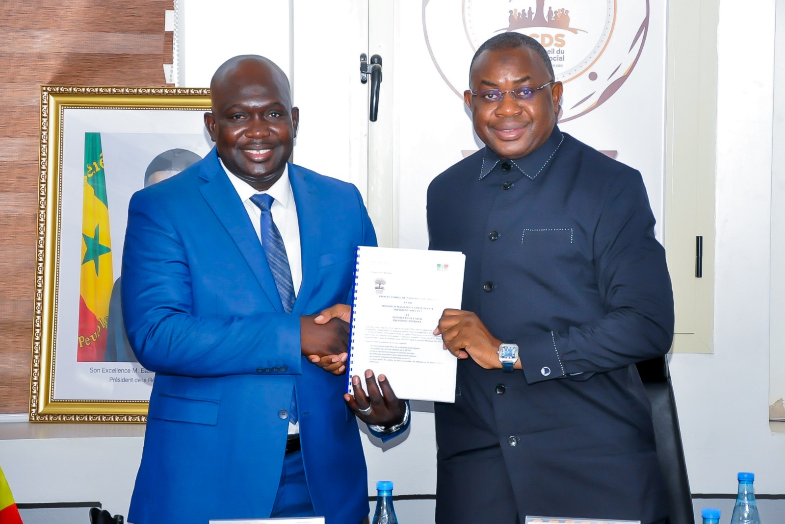 Cérémonie officielle de passation de service entre Monsieur Mamadou Lamine DIANTÉ, Président sortant, et Monsieur Faly SECK, Président entrant.